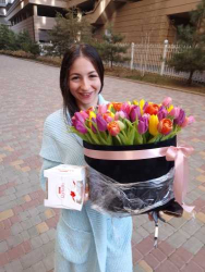 Доставка по Україні - 101 різнокольоровий тюльпан в коробці