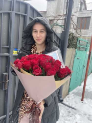 Доставка по Украине - 31 красная роза "Бордо"