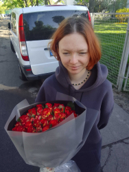 Доставка по Україні - Європейський букет з 51 червоної троянди