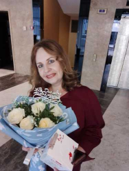 Delivery in Ukraine - Bouquet of 5 white roses with topper "Happy Birthday"