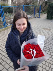 Delivery in Ukraine - 17 Dutch roses "Freedom"