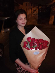 Delivery in Ukraine - 15 red roses "Glitter"