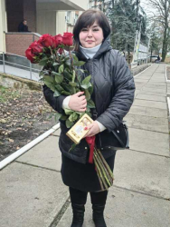 Доставка по Україні - 15 метрових червоних троянд "Фрідом"