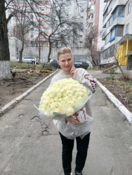 Доставили в Киеве 101 белая роза