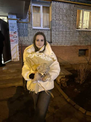 Доставили в Києві Букет з 9 хризантем та кущовими трояндами