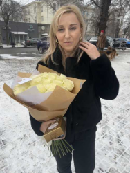 Delivered in Kiev Bouquet of white roses "Mother of pearl"