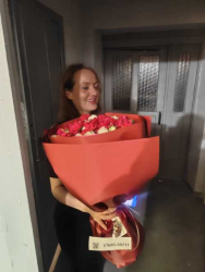 Доставка по Украине - 15 бордовых и белых кустовых роз