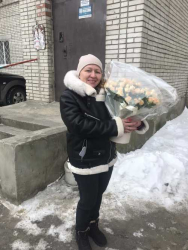Delivered in Kiev Box of 11 branches of spray roses "Zlata"