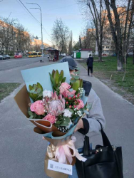 Доставка по Украине - Букет с протеей и розой Кахала "Сила Дракона"