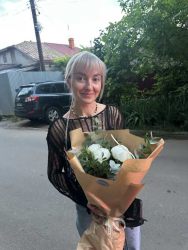 Доставили в Києві 3 півонії "Леді"