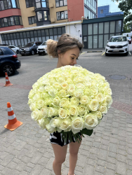Доставили в Киеве 101 белая роза