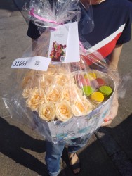 Кремові троянди в коробці з макарунами "Сюрприз" - від ProFlowers.ua