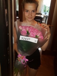 Доставка по Україні - Букет з 29 троянд "Фламінго"