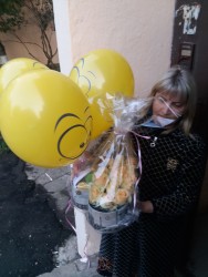 Кремові троянди в коробці з макарунами "Сюрприз" - швидка доставка з ProFlowers.ua