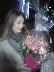 25 рожевих кущових троянд в коробці "Ніжні почуття!" - купити в квітковому магазині ProFlowers.ua