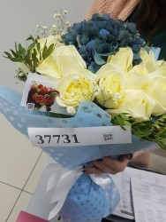 Buy with delivery - Bouquet of white roses and hydrangeas