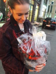 25 червоних троянд в коробці "Закоханість" - швидка доставка з ProFlowers.ua