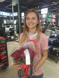 35 червоних троянд в коробці - швидка доставка з ProFlowers.ua