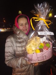 Кремовые розы в коробке с макарунами "Сюрприз" - купить в магазине цветов ProFlowers.ua