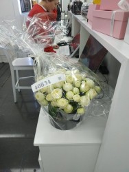 35 піоновідние троянд в коробці "Королева" - швидка доставка з ProFlowers.ua