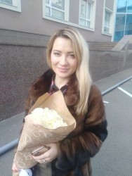 Доставка по Украине - 9 белых роз "Камелия"