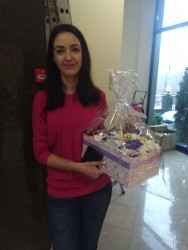 Buy with delivery - Box with flowers and macaroons "Pearl"