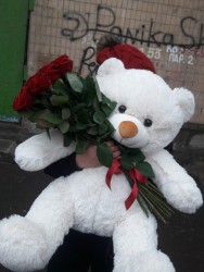 Order with delivery - Big bear with a bouquet of 25 roses!