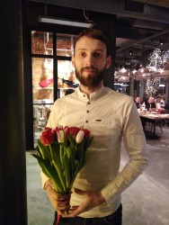 Доставка по Україні - Червоний тюльпан поштучно
