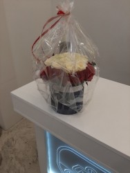 Красные и белые розы в коробке "Эксклюзив" - купить в магазине цветов ProFlowers.ua