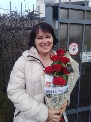 Доставка по Україні - 7 червоних троянд в мішковині