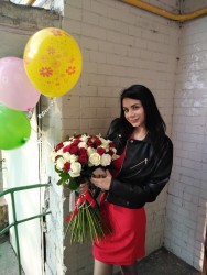 Delivery in Ukraine - Luxurious white and red bouquet