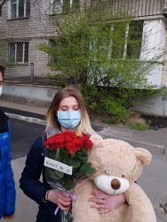 Доставка по Україні - Великий ведмедик з букетом 25 троянд!