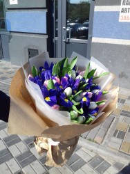 Букет тюльпанов и ирисов "Дыхание весны" - купить в магазине цветов ProFlowers.ua