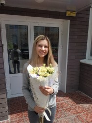 Доставка по Україні - Букет з 5 гілок кущових троянд "Перший сніг"
