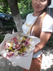 Купить с доставкой - Букет разноцветных орхидей