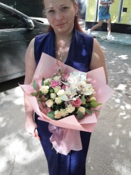 Рожеві троянди та орхідеї "Моїй дорогоцінній" - замовити в ProFlowers.ua