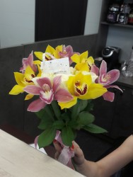 Замовити з доставкою - Букет різнокольорових орхідей