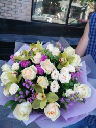 Light bouquet with bush roses and orchids - buy at flower shop ProFlowers.ua