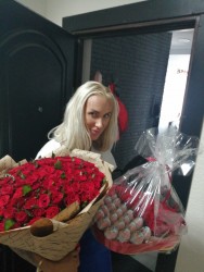 Доставка по Україні - 25 червоних троянд з кіндерами "Сюрприз"