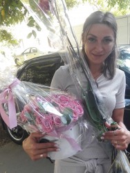Delivery in Ukraine - 35 white and cream roses in a box