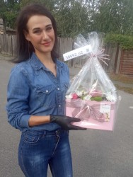 Доставка по Україні - Коробка з квітами і макарунами "Перлина"
