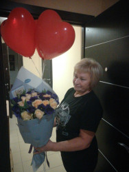Delivery in Ukraine - A bouquet of cream roses and austral "My ideal"