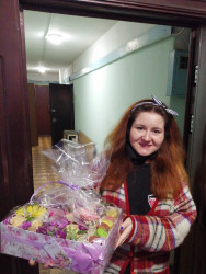 Доставка по Украине - Коробка цветов с макарунами "Нежные чувства"