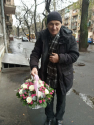 Купить с доставкой - Корзина с белыми и розовыми розами "Нежная"