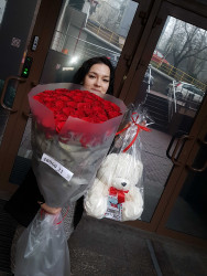 Замовити з доставкою -  Букет з 51 червоної метрової української троянди