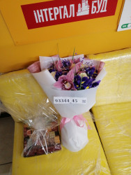 Доставка по Україні - Букет з орхідей і троянд "Мелодія кохання"