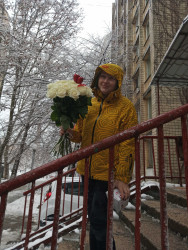 Доставка по Україні - 25 білих троянд з серцями
