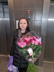 Доставка по Україні - Букет рожевих і червоних троянд "Малиновий аромат"
