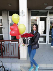 Доставка по Україні - 101 червона троянда в коробці "Love is"