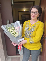 Delivery in Ukraine - Bouquet of sweets and flowers "Pleasure"